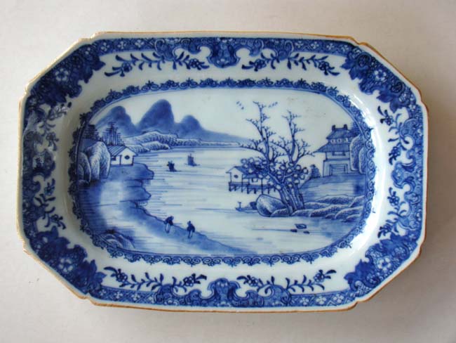 A fine 18th century Chinese export porcelain serving dish circa 1780